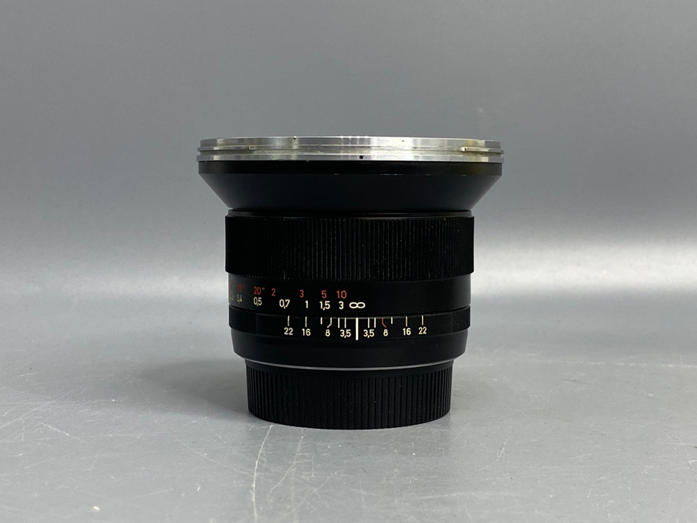 Zeiss Distagon T* 3.5/18 ZE Canon EF микроцарапины
