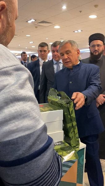 Подарили сухпаек Халяль Раису республики Татарстан Рустаму Минниханову! Подарили сухпаек Халяль Раису республики Татарстан Рустаму Минниханову!