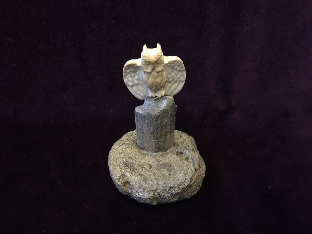 Сова на пне, фигура из кости
