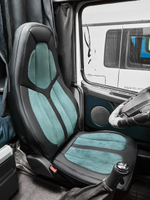 Чехлы Люкс VOLVO FH-13 после 2018 года: водитель от сиденья, пассажир от стойки кабины (один вырез под ремень) (экокожа, черный, зеленая вставка)