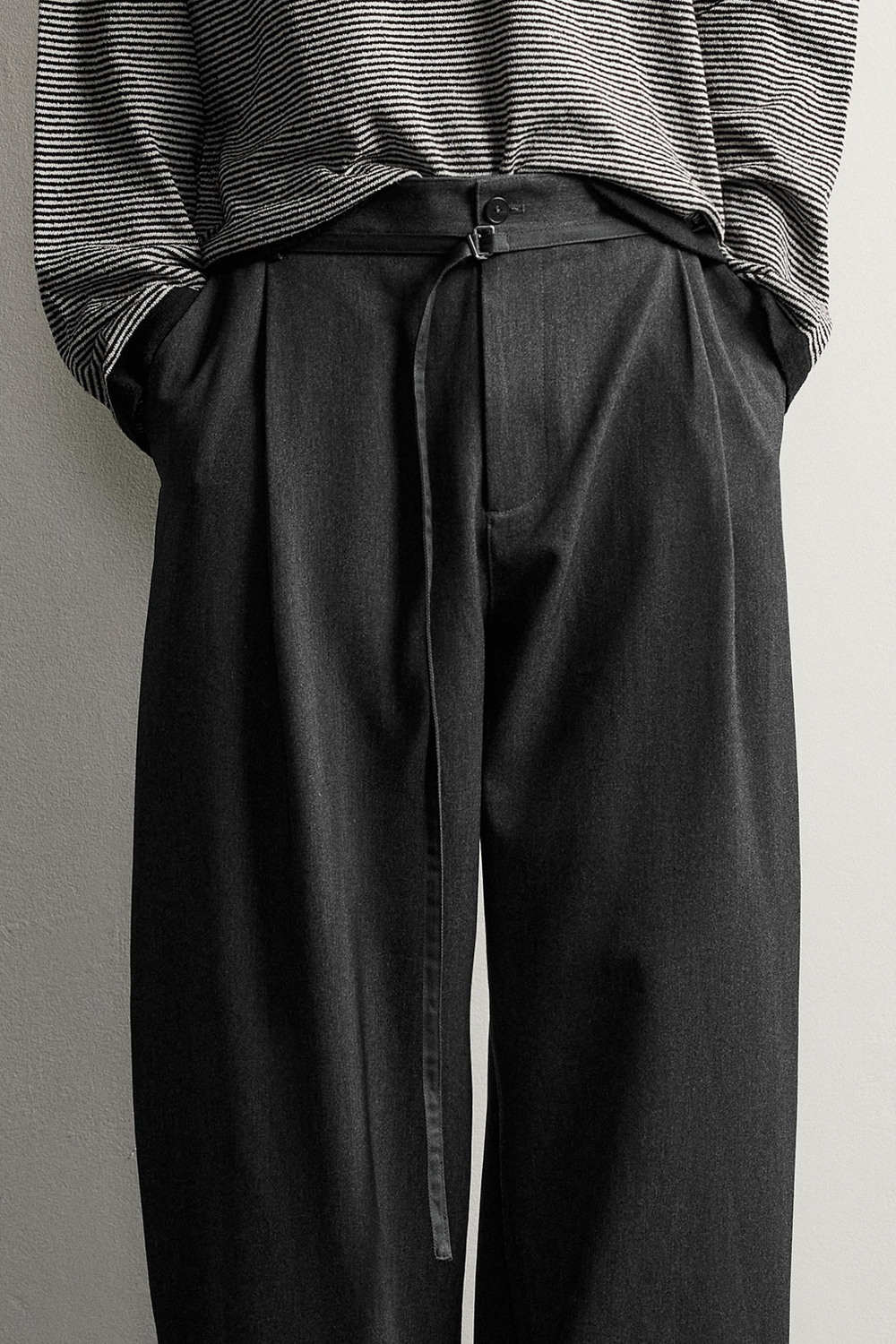 БРЮКИ BALLOON FIT С РЕМНЕМ И ЗАЩИПАМИ — ZARA
