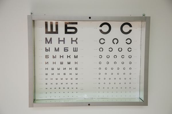 Проверить зрение и подобрать очки: чем отличается приём офтальмолога от диагностики зрения оптометристом в оптике Family Optic
