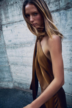 ZARA ПЛАТЬЕ МИДИ ИЗ АТЛАСА, КАРАМЕЛЬНЫЙ