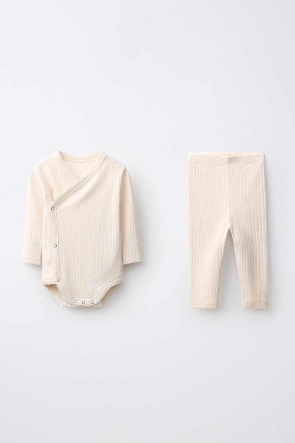 ZARA КОМПЛЕКТ ИЗ БОДИ С ЗАПАХОМ И ЛЕГИНСОВ В АЖУРНЫЙ РУБЧИК, ЭКРЮ