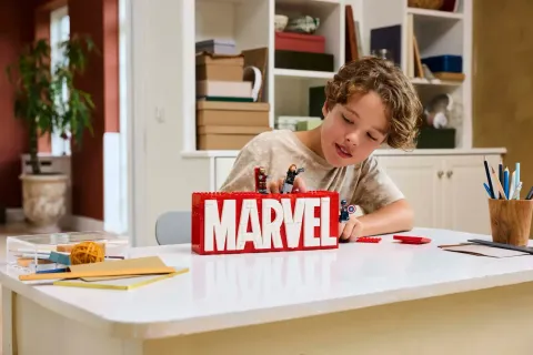Конструктор LEGO Marvel 76313 Логотип с минифигурками