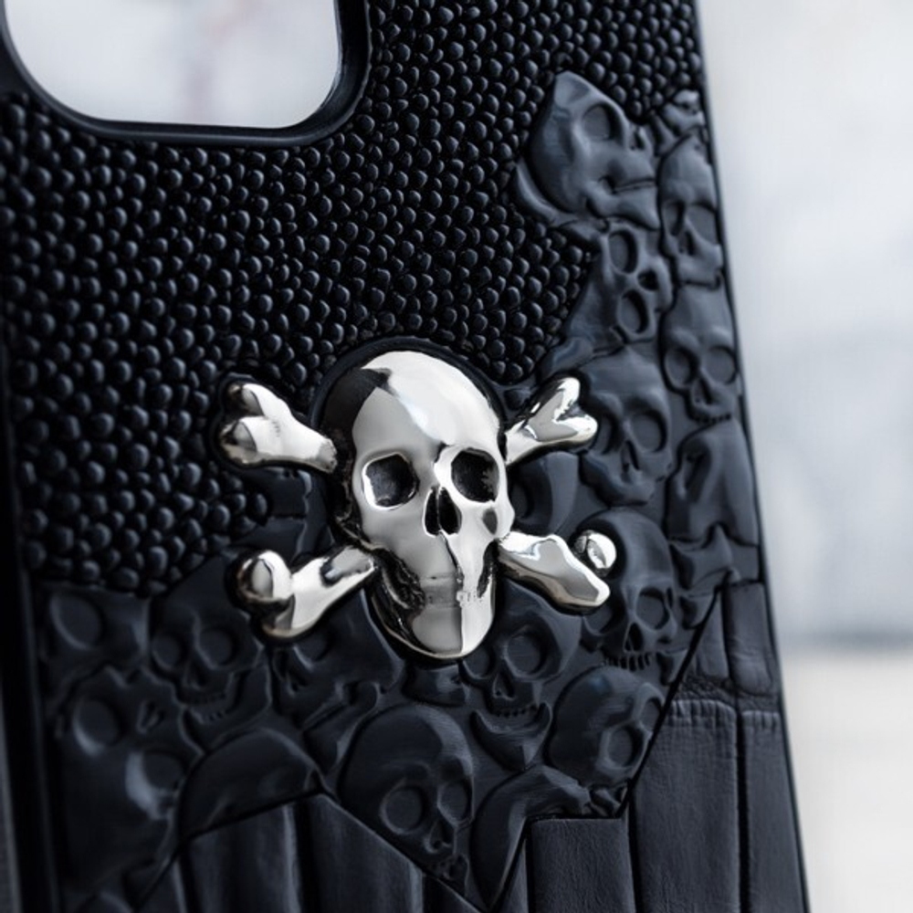 Фрагмент черепа Crossbones Skull чехол iPhone Euphoria HM — ювелирный сплав, обсидиан рельефный, кожа крокодила и ската Италия