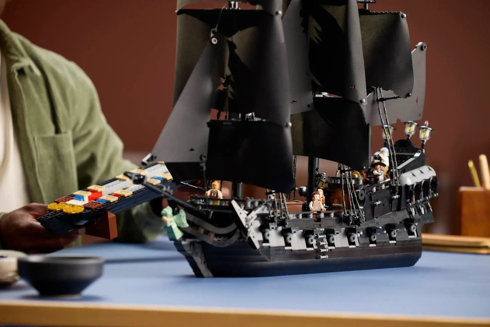 Конструктор LEGO Icons 10365 Пиратский корабль капитана Джека Воробья