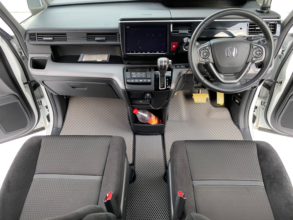 Honda Stepwgn 5 поколение RP4 (04.2015 - 08.2017 - н.в.) 8 мест, цельный диван во 2-м ряду
