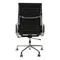 Культовое офисное кресло Eames Ribbed EA 119 из черной кожи с хромированным каркасом | Купить в Hallberg.ru