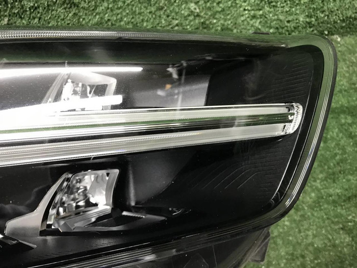 Фара правая Volvo XC40 (2017-2022) LED