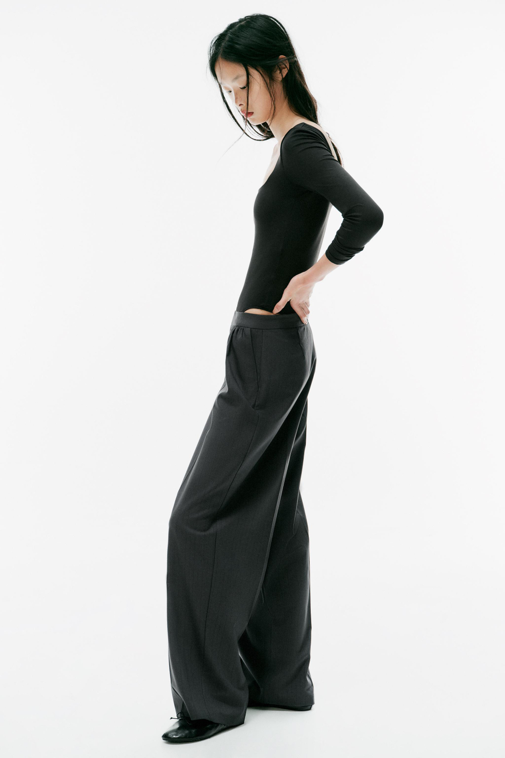 БРЮКИ СО СБОРКАМИ В ТОНКУЮ ПОЛОСКУ — ZARA