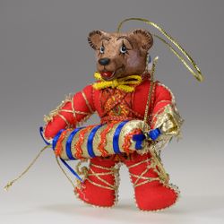 Ёлочная игрушка Медвежонок двухцветный с конфетой