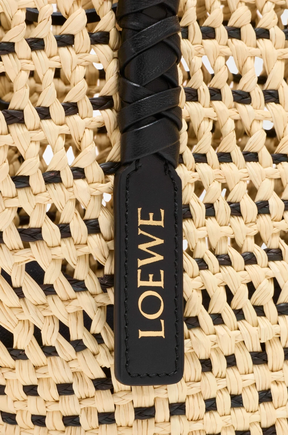 Loewe Небольшая плетеная сумка-корзина Braid из пальмы и телячьей кожи, натуральный/черный