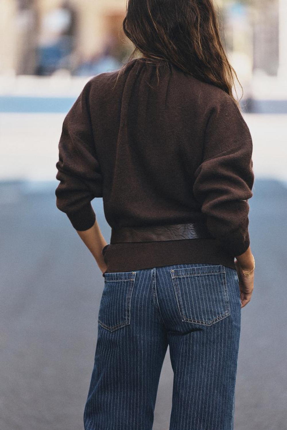 ZARA СВИТЕР С ВОРОТНИКОМ СО СБОРКАМИ, ТЕМНО-КОРИЧНЕВЫЙ