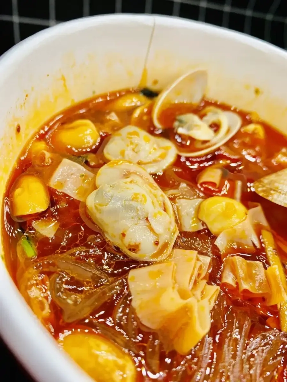 Лапша фунчоза с овощами и моллюсками не острая