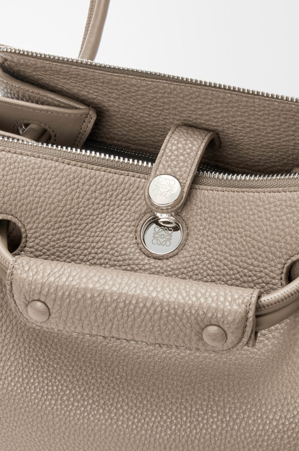 Loewe Маленькая сумка Madrid из мягкой зернистой телячьей кожи, цвет глины