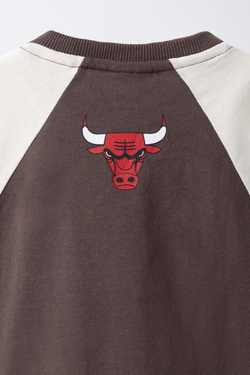 ZARA ФУТБОЛКА С ДЛИННЫМИ РУКАВАМИ РЕГЛАН NBA — CHICAGO BULL, ТЕМНО-КОРИЧНЕВЫЙ
