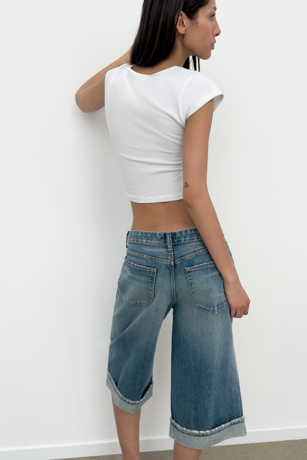 ZARA УКОРОЧЕННЫЙ ТОП С РАЗРЕЗОМ, БЕЛЫЙ