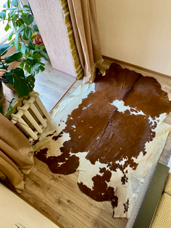 Коровья шкура на пол натуральная . Рыжая с белым
