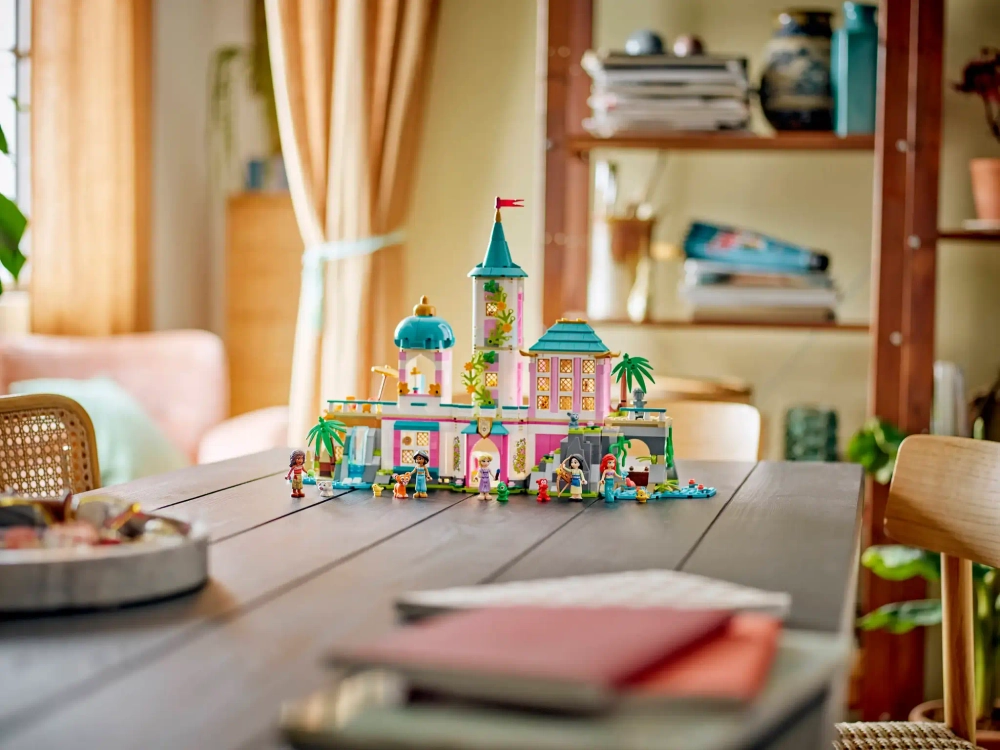 Конструктор LEGO Disney 43267 Замок принцессы и королевские питомцы