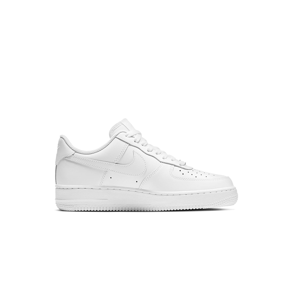 alt="Nike Air Force 1 07 Triple White DD8959-100 женские полностью белые вид сбоку на белом фоне"