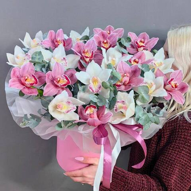 Композиция с 21 розовыми орхидеями