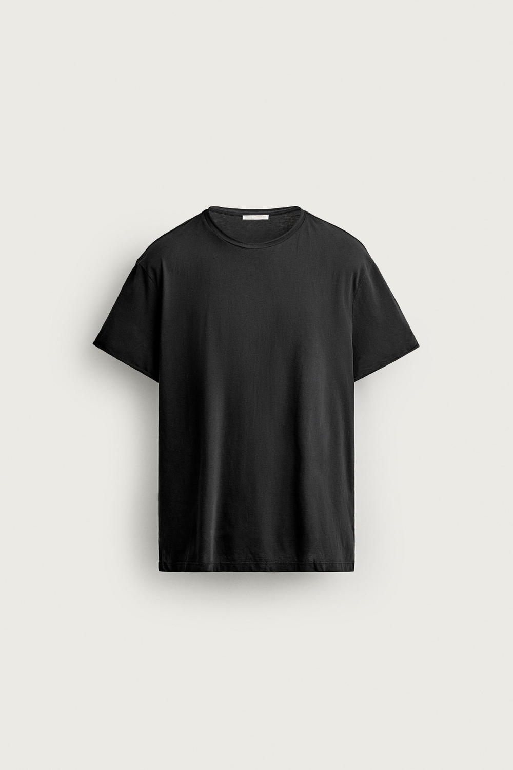 БАЗОВАЯ ФУТБОЛКА С НЕОБРАБОТАННЫМИ КРАЯМИ — ZARA