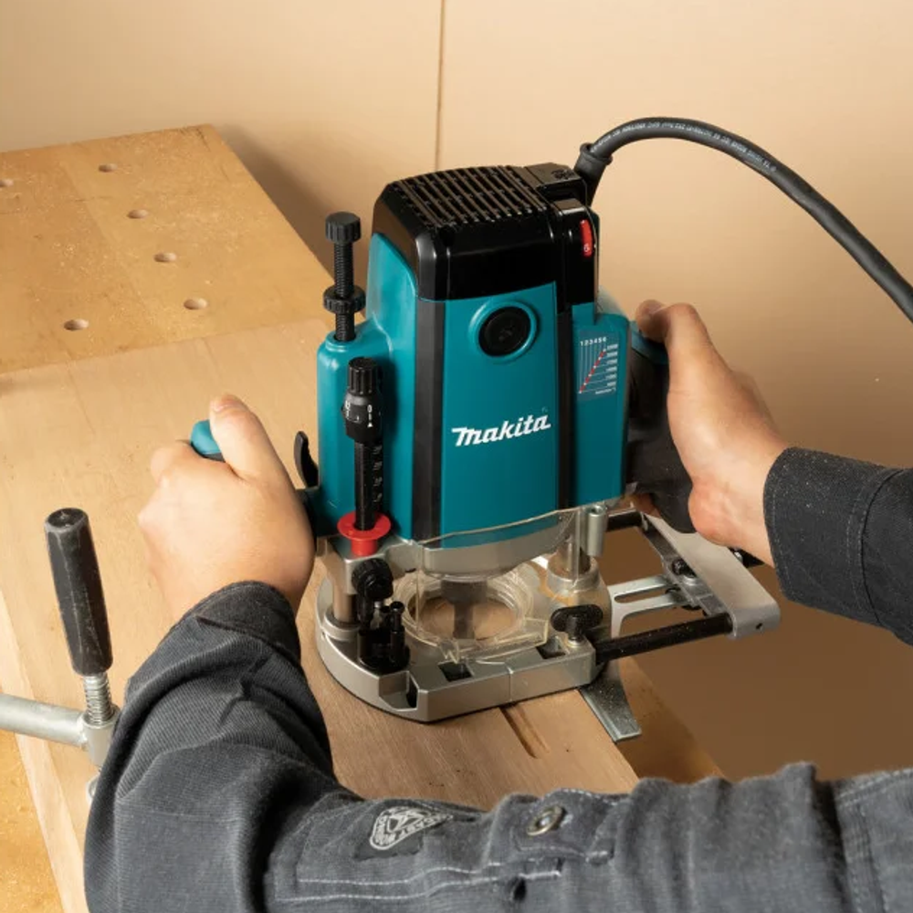 ХИТ! Фрезер погружной сетевой мощный Makita 2,1 кВт, 9000-22000 об/мин, для вырезания пазов и выемок в дереве, гипсокартоне, композитных материалах RP2303FC02