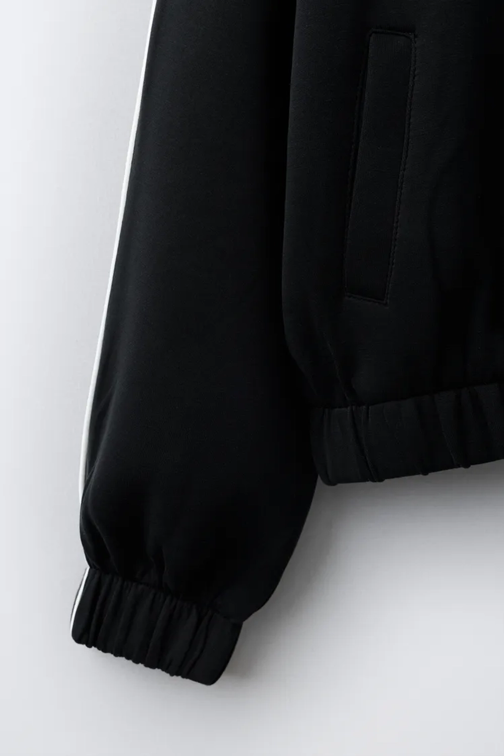 ZARA СПОРТИВНАЯ КУРТКА С КОНТРАСТНЫМ КАНТОМ, ЧЕРНЫЙ