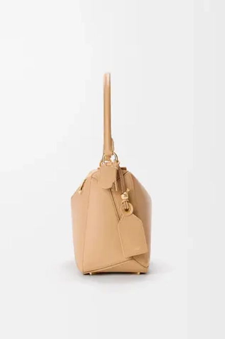 Loewe Сумка-мешок среднего размера Puzzle Featherlight из кожи ягненка наппа, бежевый