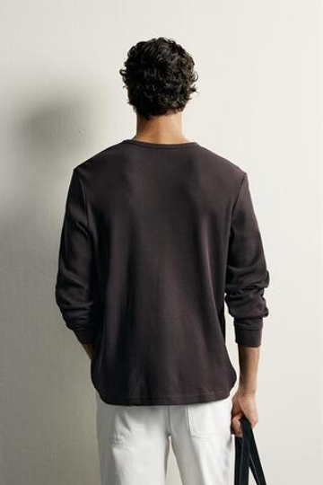 ZARA ФУТБОЛКА REGULAR FIT ИЗ ВАФЕЛЬНОГО ТРИКОТАЖА, ШОКОЛАДНЫЙ