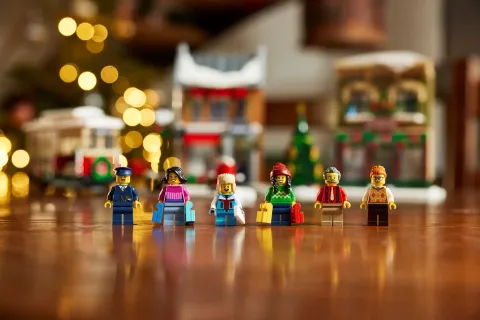 Конструктор LEGO Powered UP 10308 Главная праздная улица