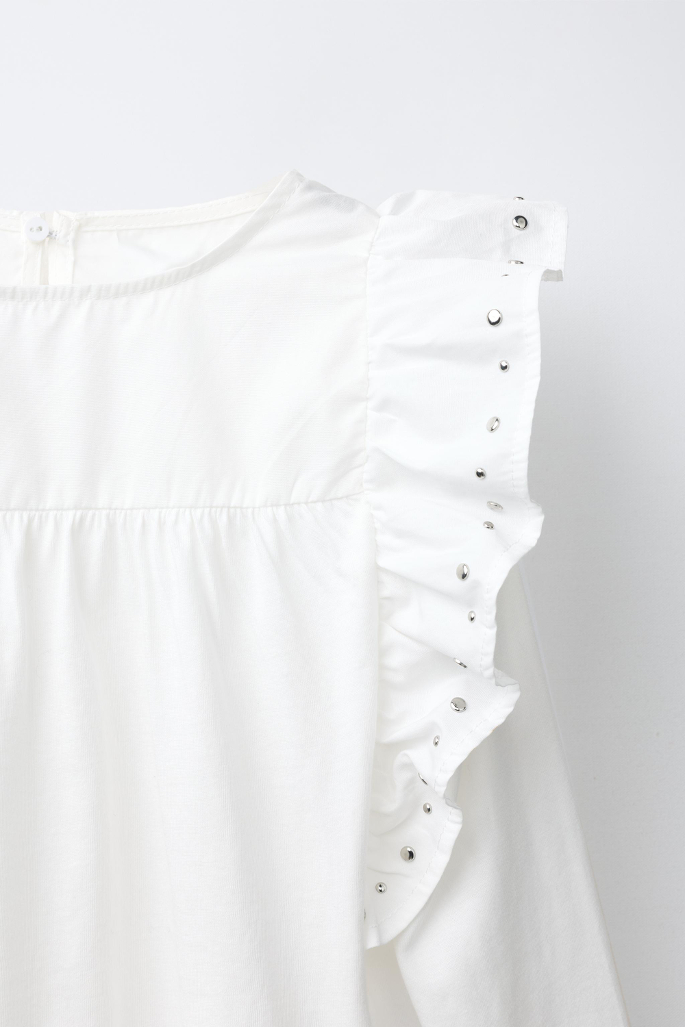 ZARA ФУТБОЛКА С ВОЛАНАМИ И ЗАКЛЕПКАМИ, ЭКРЮ
