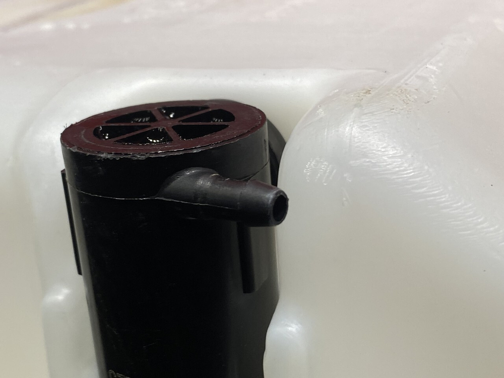 Бачок омывателя лобового стекла 2023г
