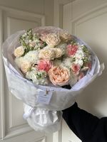 Букет из кустовых пионовидных роз, маттиолы, диантусов и хризантемы