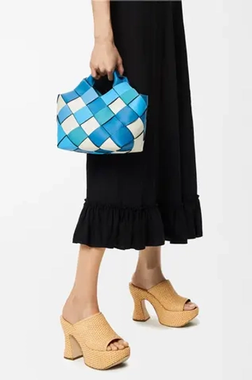 Loewe Небольшая плетеная сумка-корзина из телячьей кожи, синий