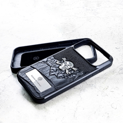 Чехол iPhone 18 Pro Max Crossbones Skull Stingray Lux Euphoria HM Premium — внутренняя сторона с фирменной металлической пластиной, кожа ската и крокодила