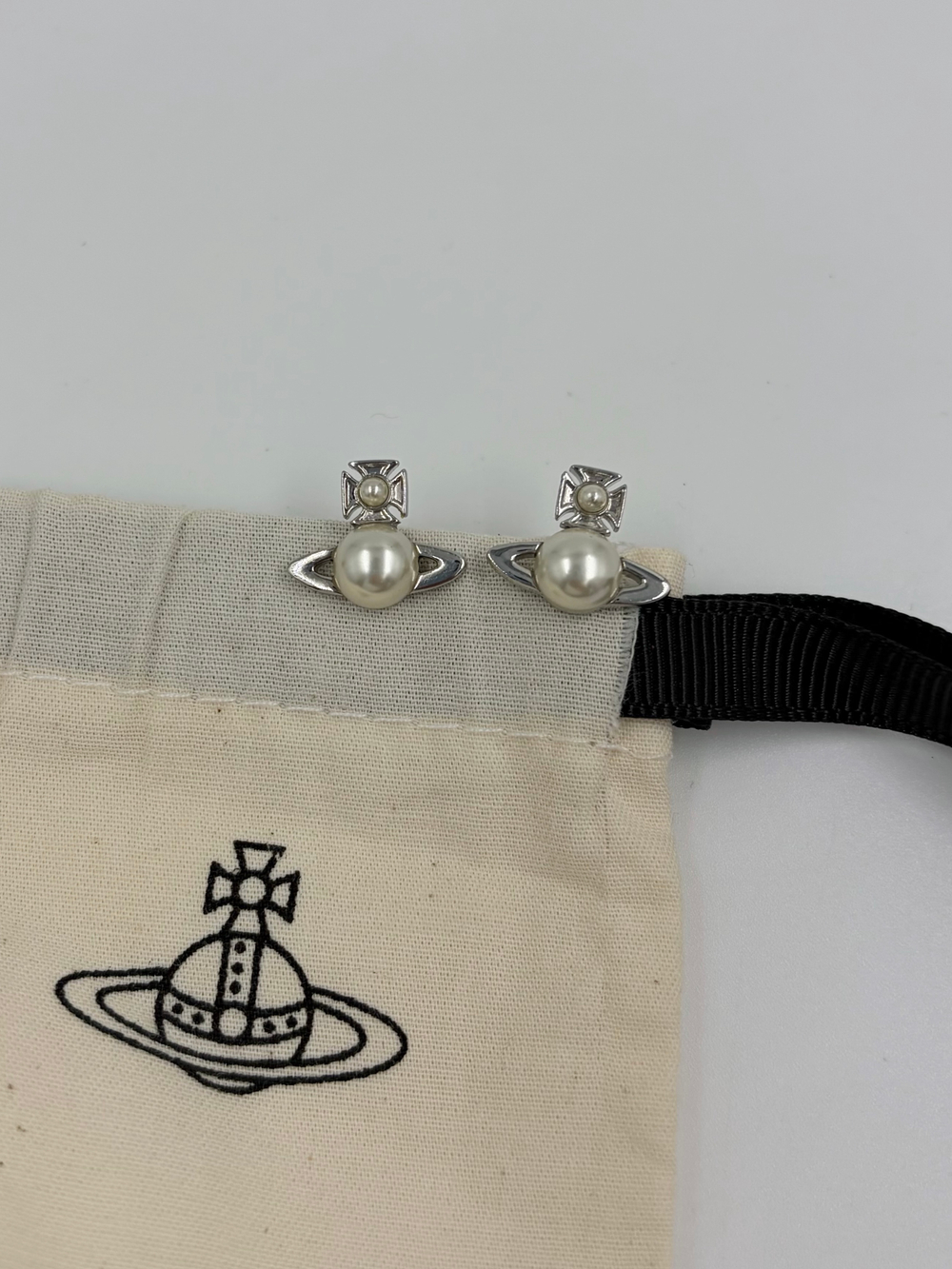 Серьги Orb с «жемчугом» Vivienne Westwood