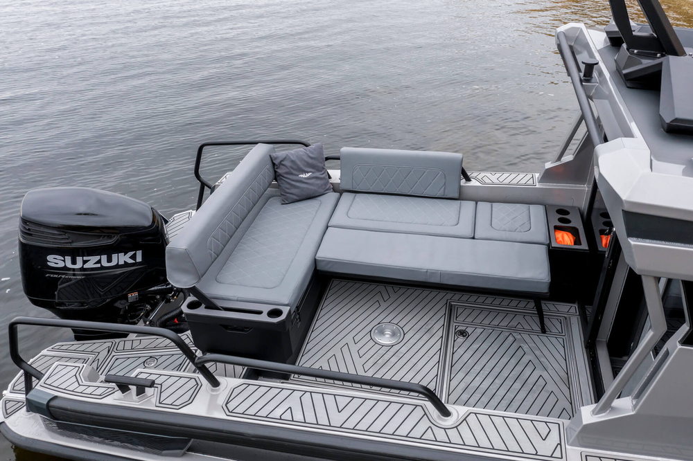 Катер Volzhanka VOYAGER 850 CABIN