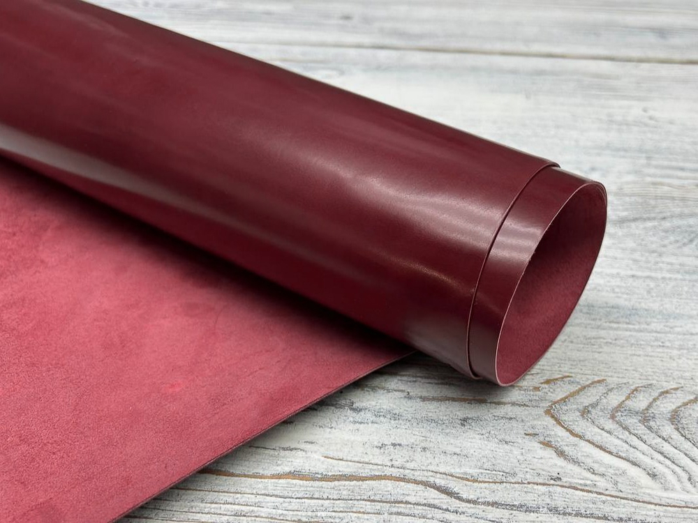 Рулон итальянской кожи теленка Diver Lux Burgundy в бордовом цвете