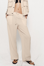 БРЮКИ ИЗ СТРУЯЩЕЙСЯ ТКАНИ С ЭЛАСТИЧНЫМ ПОЯСОМ — ZARA