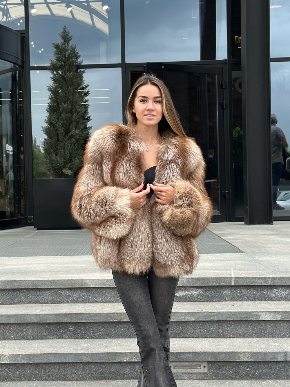 Шуба из меха кофейной лисы 60см