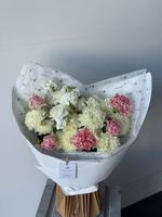 Букет из маттиолы, хризантемы, диантусы и тюльпанов