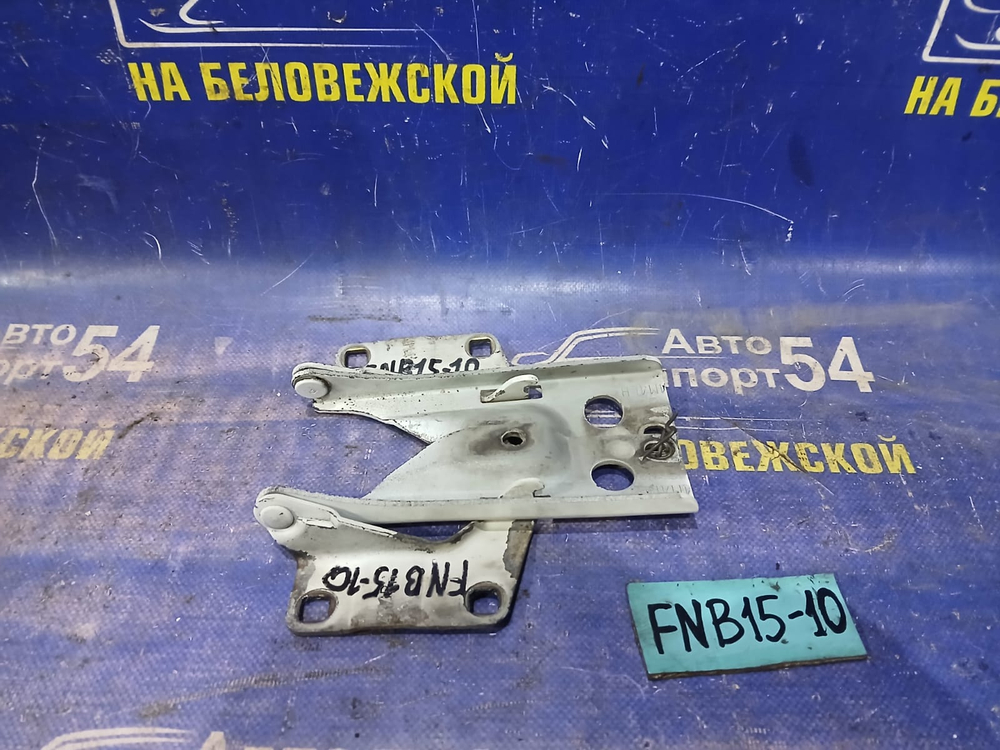 Петля капота левая NISSAN SUNNY 2000