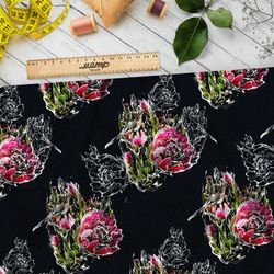 Ткань флис розовые цветы с белым контуром