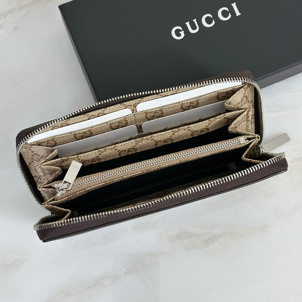Кошелёк Gucci на молнии с песочной отделкой GG — тёмно-коричневый — фото 4