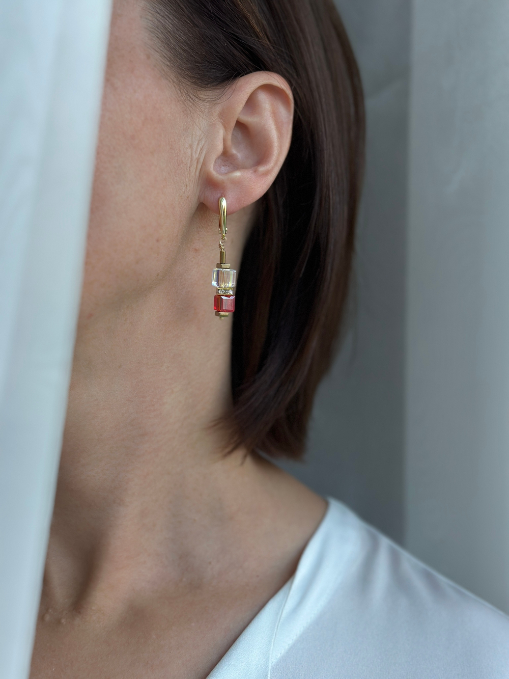 Серьги из красных и прозрачных кубиков Swarovski с кристаллами, оттенок золото