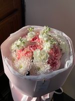 Букет из хризантемы, кустовых пионовидных роз и диантусов