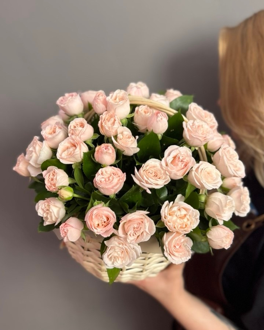 Корзина с кустовыми пионовидными розами сорта "Бомбастик"