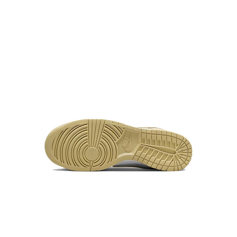 alt="Золотая резиновая подошва и белая промежуточная подошва на Nike Dunk Low Team Gold"